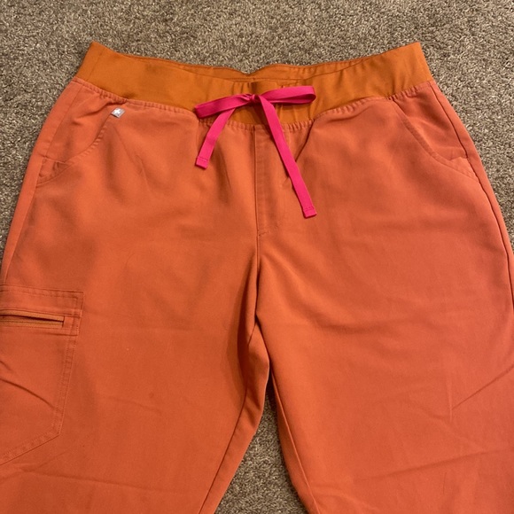 FIGS Scrubs-Color: Terracotta 
Size: Large(top) Large petite(bottoms) - Picture 5 of 8